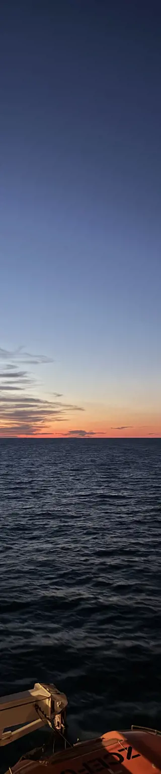 Erlebe den Sonnenuntergang auf hoher See